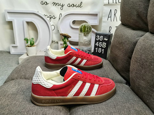 181D Adidas Gazelle Indoor casual, durable, lightweight, and low top board shoes. This Adidas sports
