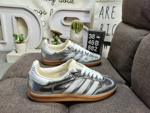 The classic Originals of 862DAdidas SAMBA OG JR0035 in recent years are made of genuine suede leathe
