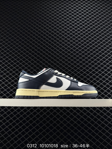 90 Nike Dunk Low Board Shoes SB Series Classic Versatile Casual Sports Board Shoes The thick tongue 