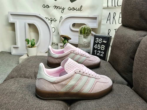 122D Adidas Gazelle Indoor JI2716 casual, durable, lightweight, low top board shoes. This Adidas spo