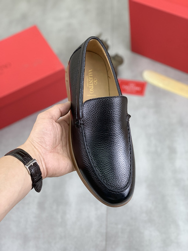 Valentino Men's Edition Code: 0327B90 Size: 38-44