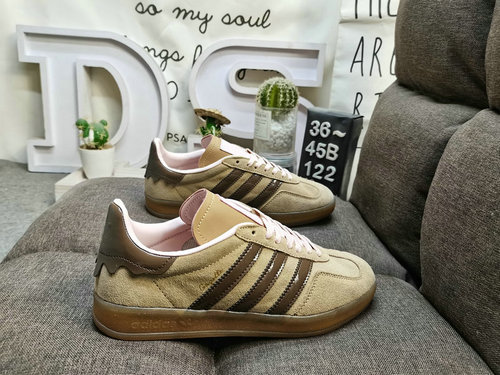 122D Adidas Gazelle Indoor JR28 casual, durable, lightweight, low top board shoes. This Adidas sport
