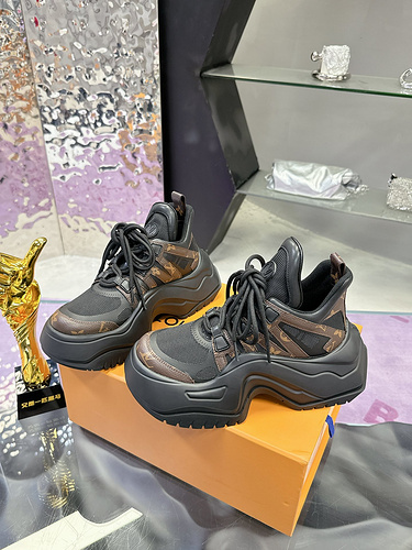 LV * Female Code: 0323D20 Size: Female 35-40