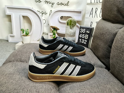 132D Adidas Gazelle Indoor JI25 casual, durable, lightweight, and low top board shoes. This Adidas s