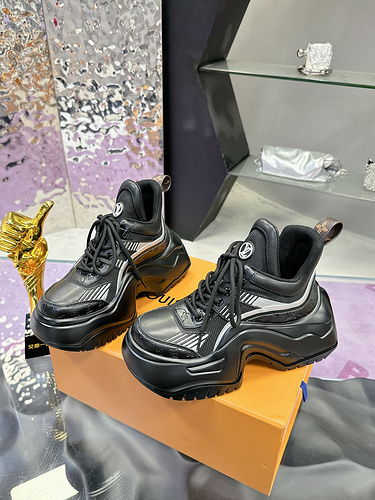 LV * Female Code: 0323D20 Size: Female 35-40