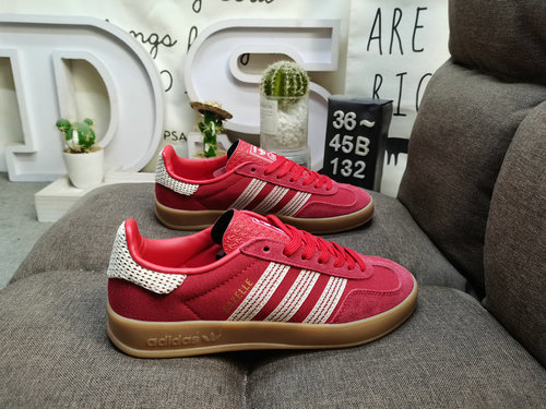 132D Adidas Gazelle Indoor JI26 casual, durable, lightweight, low top board shoes. This Adidas sport