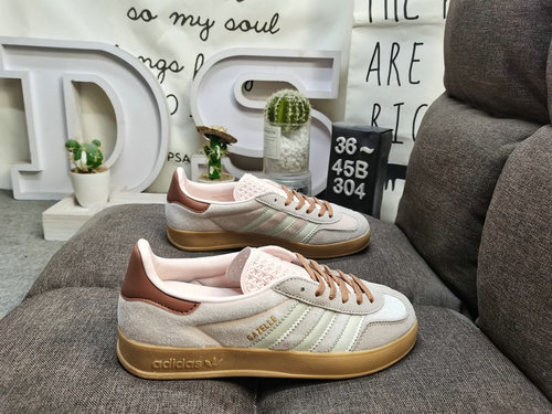 304D Adidas Gazelle Indoor JR0231 casual, wear-resistant, lightweight, low top board shoes. This Adi