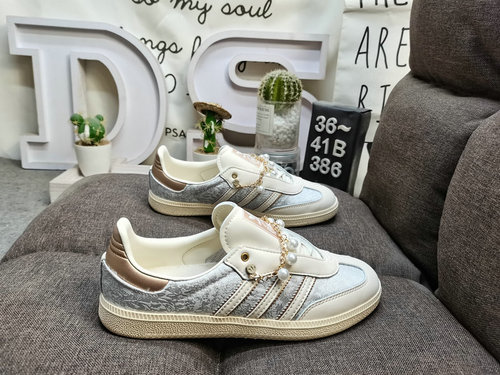 386DAdidas SAMBA OG JQ2616's classic Originals in recent years are made of original suede leather, w