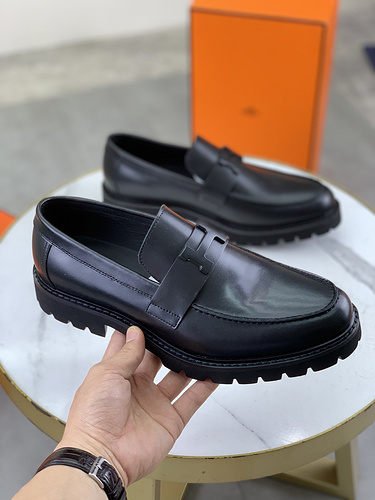Hermes Men's Original Foam Bottom Code: 0405D60 Size: Men's Sizes 39-44 (45, 46 can be customized)