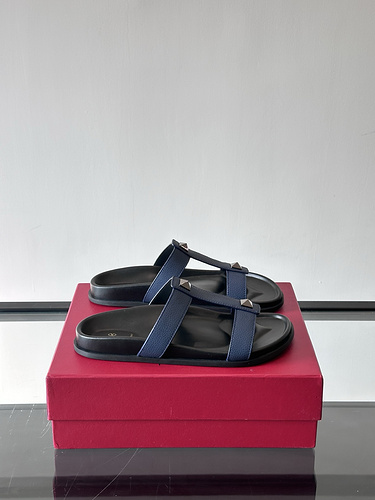Valentino Men's Edition Code: 0410A Size: 39-44 (size 45.46 is non refundable)