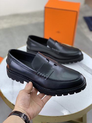 Hermes Men's Original Foam Bottom Code: 0405D60 Size: Men's Sizes 39-44 (45, 46 can be customized)