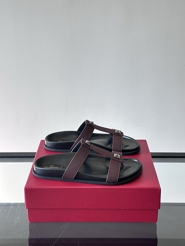 Valentino Men's Edition Code: 0410A Size: 39-44 (size 45.46 is non refundable)
