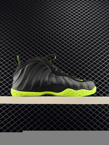 NIKE AIR FOAMPOSITE ONE Spray Foam is a pair of infield guard boots, first released in January 1997.
