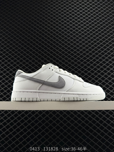 The Nike Dunk Low Retro sneakers, as a classic basketball shoe of the era, were originally designed 