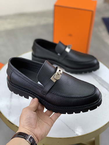 Hermes Men's Original Foam Bottom Code: 0405D60 Size: Men's Sizes 39-44 (45, 46 can be customized)