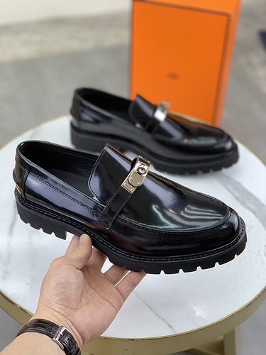 Hermes Men's Original Foam Bottom Code: 0405D60 Size: Men's Sizes 39-44 (45, 46 can be customized)
