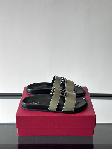 Valentino Men's Edition Code: 0410A Size: 39-44 (size 45.46 is non refundable)