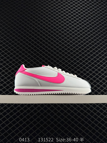 The Nike Classic Cortez is a lightweight and comfortable men's running shoe with a pure and persiste