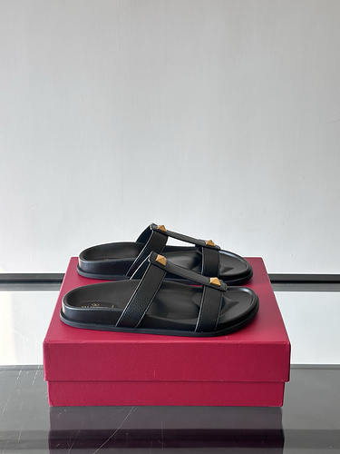 Valentino Men's Edition Code: 0410A Size: 39-44 (size 45.46 is non refundable)