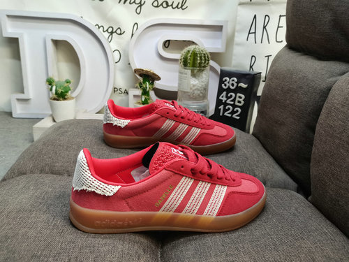 122D Adidas Gazelle Indoor JI26 casual, durable, lightweight, and low top board shoes. This Adidas s