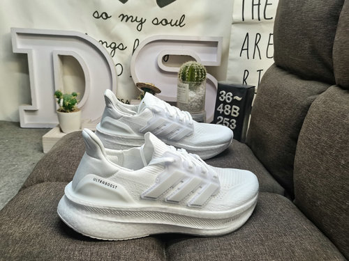 The 253D Adidas ULTRABOOST 5X true explosive with half size UB popcorn front convex and back curved 