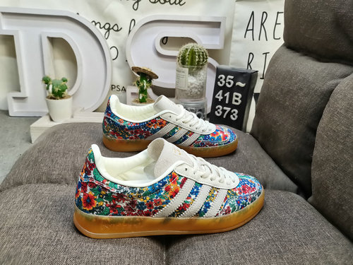 373D Adidas Gazelle Indoor JP5309 casual, wear-resistant, lightweight, low top board shoes. This Adi