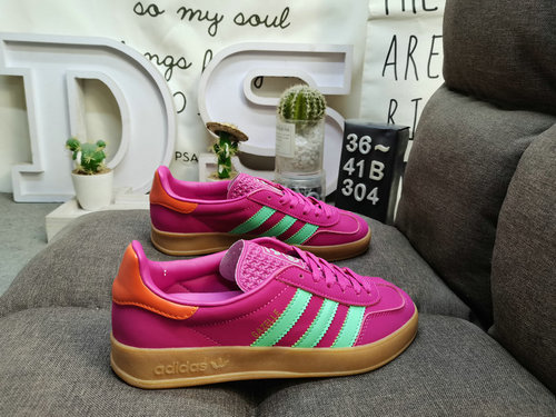 304D Adidas Gazelle Indoor JI2718 casual, wear-resistant, lightweight, low top board shoes. This Adi