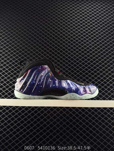 6 NIKE AIR FOAMPOSITE ONE Spray Foam is a pair of infield guard boots, first released in January 199