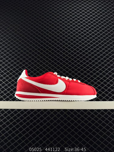 company level ✅ The Nike Classic Cortez is a lightweight and comfortable men's running shoe with a p